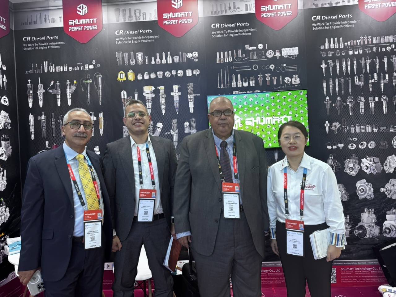 1764756076468374.jpg Ruby和客户合影.JPG